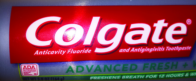 Рис. 15.9. Тюбик зубной пасты Colgate с надписью «Anticavity Fluoride and Antigingivitis Toothpaste».