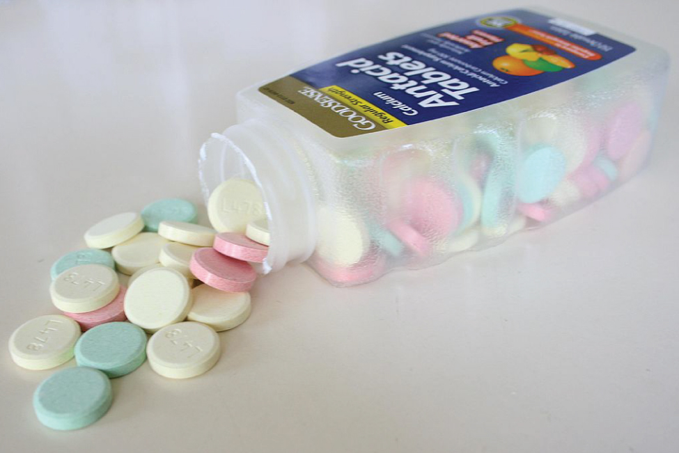 Рис. 18.46. Бутылочка с антацидными таблетками *Antacid Tablets* (карбонат кальция); часть таблеток высыпана на стол.